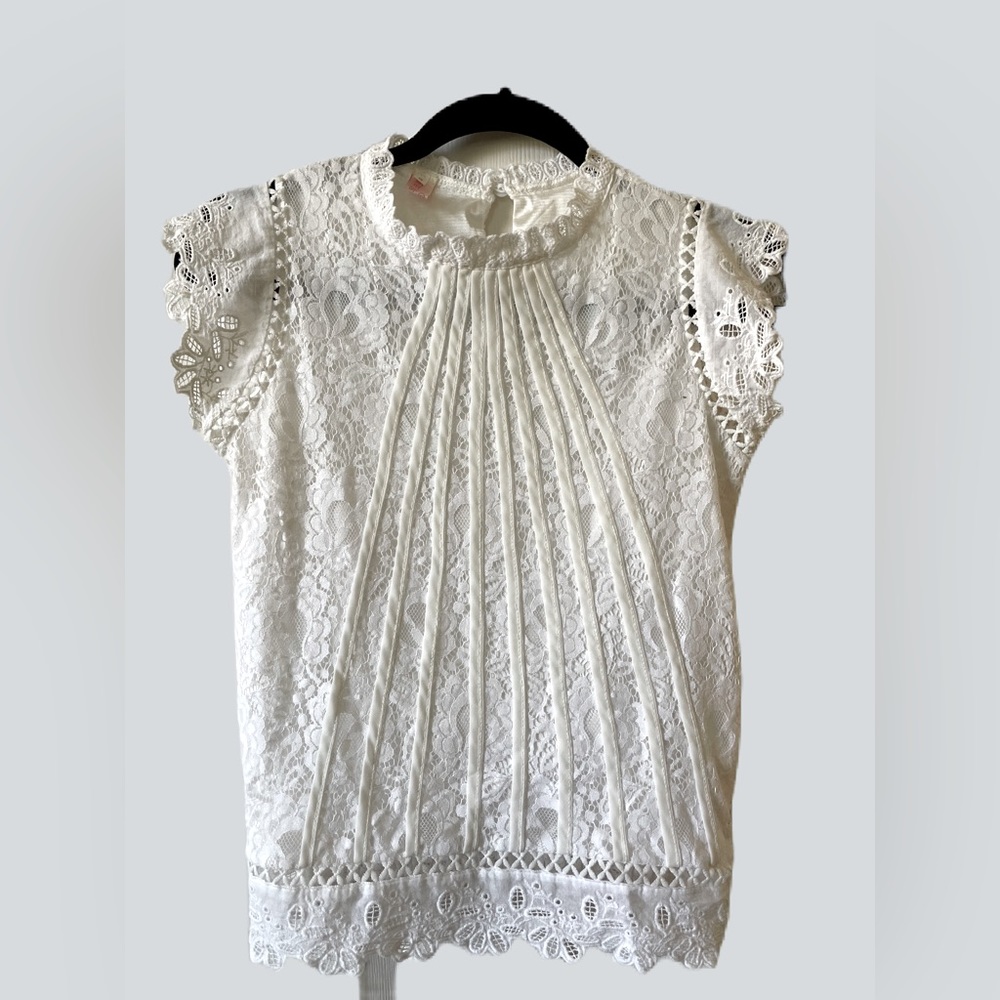 Sweet lace, cap sleeve top with lace mock neck. Size small.